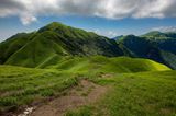 Zwischen den Städten Pingxiang, Yichun und Ji'an im Westen der Provinz Jiangxi liegt diese wunderschöne Landschaft. Der Park beherbergt "Steinwälder" aus Granit, alpine Wiesen und heiße Quellen. In dem Gebiet finden auch Festivals statt, bei denen sich Tausende Menschen zu Camping und Outdoor-Aktivitäten versammeln. Wer es entspannter angehen lassen möchte, kann an Touren durch Obstplantagen und Teegärten teilnehmen. 