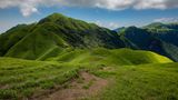 Zwischen den Städten Pingxiang, Yichun und Ji'an im Westen der Provinz Jiangxi liegt diese wunderschöne Landschaft. Der Park beherbergt "Steinwälder" aus Granit, alpine Wiesen und heiße Quellen. In dem Gebiet finden auch Festivals statt, bei denen sich Tausende Menschen zu Camping und Outdoor-Aktivitäten versammeln. Wer es entspannter angehen lassen möchte, kann an Touren durch Obstplantagen und Teegärten teilnehmen. 