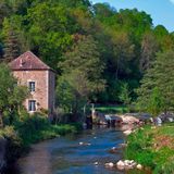 Inmitten einer friedlichen Hirtenregion mit Weilern, Dörfern und Wiesen, die sich bis in die Departements Normandie und Pays de la Loire erstreckt, liegt dieser neu ernannte Geopark. Außer der Ruhe findet man hier bemerkenswerte Überreste aus 600 Millionen Jahren geologischer Geschichte, felsige Steilhänge, steil abfallende Klippen, Stromschnellen und uralte Megalithen-Stätten. 