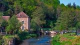Inmitten einer friedlichen Hirtenregion mit Weilern, Dörfern und Wiesen, die sich bis in die Departements Normandie und Pays de la Loire erstreckt, liegt dieser neu ernannte Geopark. Außer der Ruhe findet man hier bemerkenswerte Überreste aus 600 Millionen Jahren geologischer Geschichte, felsige Steilhänge, steil abfallende Klippen, Stromschnellen und uralte Megalithen-Stätten. 