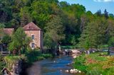 Inmitten einer friedlichen Hirtenregion mit Weilern, Dörfern und Wiesen, die sich bis in die Departements Normandie und Pays de la Loire erstreckt, liegt dieser neu ernannte Geopark. Außer der Ruhe findet man hier bemerkenswerte Überreste aus 600 Millionen Jahren geologischer Geschichte, felsige Steilhänge, steil abfallende Klippen, Stromschnellen und uralte Megalithen-Stätten. 