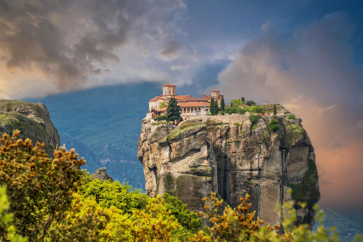 Meteora Pyli UNESCO Global Geopark – Griechenland Im Zentrum des griechischen Festlands liegt die malerische Region Thessalien, bekannt für ihre bis zu 300 Meter hohen Sandsteinsäulen. Auf diesen "Säulen des Himmels" befinden sich die berühmten byzantinischen Klöster, die zwischen dem 13. und 16. Jahrhundert errichtet wurden. Im westlichen Teil des Geoparks liegt das Pindos-Gebirge mit seinen zerklüfteten Gipfeln, alpinen Wiesen, üppigen Wäldern und sich schlängelnden Flüssen – ein Paradies für Tiere und Menschen.