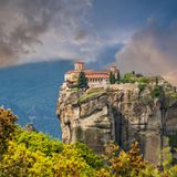 Im Zentrum des griechischen Festlands liegt die malerische Region Thessalien, bekannt für ihre bis zu 300 Meter hohen Sandsteinsäulen. Auf diesen "Säulen des Himmels" befinden sich die berühmten byzantinischen Klöster, die zwischen dem 13. und 16. Jahrhundert errichtet wurden. Im westlichen Teil des Geoparks liegt das Pindos-Gebirge mit seinen zerklüfteten Gipfeln, alpinen Wiesen, üppigen Wäldern und sich schlängelnden Flüssen – ein Paradies für Tiere und Menschen.