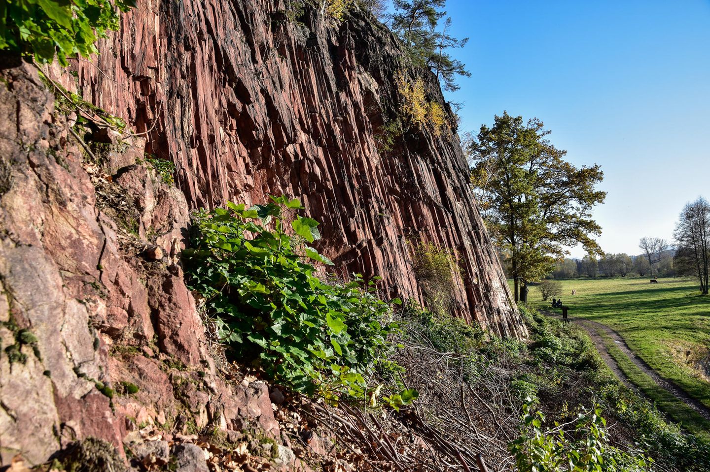 Land of Extinct Volcanoes UNESCO Global Geopark – Polen Markante Überreste von Vulkanen und Lavaströmen aus dem Oligozän und Miozän (vor ca. 50 bis 20 Millionen Jahren) prägen den neuen polnischen Geopark mit beeindruckenden säulenartigen Fugenbildungen. Die Geschichte der Region ist eng mit ihren Bodenschätzen verbunden, denn die Gold- und Kupferschürfung hat eine lange Tradition.