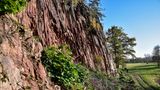Markante Überreste von Vulkanen und Lavaströmen aus dem Oligozän und Miozän (vor ca. 50 bis 20 Millionen Jahren) prägen den neuen polnischen Geopark mit beeindruckenden säulenartigen Fugenbildungen. Die Geschichte der Region ist eng mit ihren Bodenschätzen verbunden, denn die Gold- und Kupferschürfung hat eine lange Tradition.