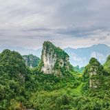 Dieser Geopark beherbergt neben berühmten Erosionslandschaften auch ein reiches Kulturerbe der ethnischen Minderheiten der Tujia, Miao und Dong. Die Landschaft verfügt über eine große Artenvielfalt, mehr als zwei Drittel des Parks sind bewaldet.