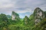 Dieser Geopark beherbergt neben berühmten Erosionslandschaften auch ein reiches Kulturerbe der ethnischen Minderheiten der Tujia, Miao und Dong. Die Landschaft verfügt über eine große Artenvielfalt, mehr als zwei Drittel des Parks sind bewaldet.