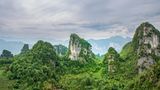 Dieser Geopark beherbergt neben berühmten Erosionslandschaften auch ein reiches Kulturerbe der ethnischen Minderheiten der Tujia, Miao und Dong. Die Landschaft verfügt über eine große Artenvielfalt, mehr als zwei Drittel des Parks sind bewaldet.