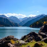Das Gebiet erscheint wie ein Freiluftklassenzimmer für Vulkanismus: dramatische Landformen und diverse Gesteinsarten dokumentieren die bedeutenden Eruptionen. Der Berg Changbaishan selbst ist einer der am besten erhaltenen Vulkane. Auf seinem Gipfel befindet sich der höchste und größte Kratersee Nordostasiens, der Tianchi-See, der eine atemberaubende Aussicht bietet. 