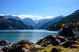 Das Gebiet erscheint wie ein Freiluftklassenzimmer für Vulkanismus: dramatische Landformen und diverse Gesteinsarten dokumentieren die bedeutenden Eruptionen. Der Berg Changbaishan selbst ist einer der am besten erhaltenen Vulkane. Auf seinem Gipfel befindet sich der höchste und größte Kratersee Nordostasiens, der Tianchi-See, der eine atemberaubende Aussicht bietet. 