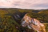 In Norden Ungarns befindet sich eine seiner komplexesten geologischen Landschaften. Der Geopark Bükk beherbergt vielfältige Karstformationen, fast 1150 Höhlen, mehr als ein Viertel aller Höhlen des Landes, darunter die Szeleta-Höhle, die 130.000 Jahre lang bewohnt war und der Szeleta-Kultur ihren Namen gab. Auch seltene Tiere wie der Schlangenadler und der Schwarzstorch sind hier zu Hause. 