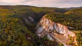 In Norden Ungarns befindet sich eine seiner komplexesten geologischen Landschaften. Der Geopark Bükk beherbergt vielfältige Karstformationen, fast 1150 Höhlen, mehr als ein Viertel aller Höhlen des Landes, darunter die Szeleta-Höhle, die 130.000 Jahre lang bewohnt war und der Szeleta-Kultur ihren Namen gab. Auch seltene Tiere wie der Schlangenadler und der Schwarzstorch sind hier zu Hause. 