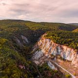 In Norden Ungarns befindet sich eine seiner komplexesten geologischen Landschaften. Der Geopark Bükk beherbergt vielfältige Karstformationen, fast 1150 Höhlen, mehr als ein Viertel aller Höhlen des Landes, darunter die Szeleta-Höhle, die 130.000 Jahre lang bewohnt war und der Szeleta-Kultur ihren Namen gab. Auch seltene Tiere wie der Schlangenadler und der Schwarzstorch sind hier zu Hause. 