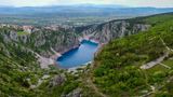 Der Schnittpunkt dieses Parks zwischen mediterraner und mitteleuropäischer Landschaf und Kultur ist einzigartig. In seinem Herzen liegt das Biokovo-Gebirge mit dem dritthöchsten Gipfel Kroatiens, dem St.-Georgs-Gipfel, der sich 1762 Meter über den Meeresspiegel erhebt. Zu den Naturwundern des Geoparks gehören auch der Rote See, der tiefste Karstsee Europas, entstanden durch den Einsturz eines riesigen Doline genannten Hohlraums, und der malerische Blaue See (hier zu sehen), der für sein kristallklares Wasser bekannt ist. 