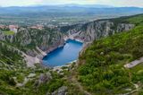 Der Schnittpunkt dieses Parks zwischen mediterraner und mitteleuropäischer Landschaf und Kultur ist einzigartig. In seinem Herzen liegt das Biokovo-Gebirge mit dem dritthöchsten Gipfel Kroatiens, dem St.-Georgs-Gipfel, der sich 1762 Meter über den Meeresspiegel erhebt. Zu den Naturwundern des Geoparks gehören auch der Rote See, der tiefste Karstsee Europas, entstanden durch den Einsturz eines riesigen Doline genannten Hohlraums, und der malerische Blaue See (hier zu sehen), der für sein kristallklares Wasser bekannt ist. 