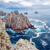 Vor 320 Millionen Jahren lag die Landschaft von Armorique so hoch wie die heutigen französischen Alpen. Die Pointe de Penhir auf dem Bild ist nur eines der Highlights dieses Geoparks, im Wald von Huelgoat befinden sich gigantische, sehr beeindruckende Granitblöcke. Die Ernennung zum Geopark soll die geologische Vielfalt bewahren helfen. 