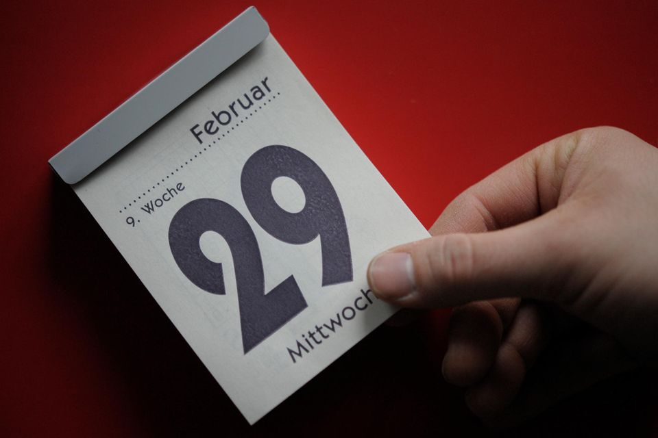 Eine Person hält ein Kalenderblatt mit dem 29.2 in der Hand