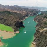 Diese Landschaft ist geprägt von mittelhohen Bergen, Hügeln und Senken. Unser Foto zeigt den Zusammenschluss von Gelbem Fluss und Tao. Der Geopark beherbergt die berühmten Tempelgrotten der Bingling-Höhle, in deren Felswände kunstvolle Skulpturen gemeißelt sind, sowie eine der längsten und am besten erhaltenen fossilen Fährten überhaupt: 24 aufeinander folgende, paarweise Fußabdrücke eines Pterosauriers. 