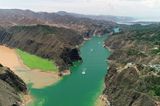 Diese Landschaft ist geprägt von mittelhohen Bergen, Hügeln und Senken. Unser Foto zeigt den Zusammenschluss von Gelbem Fluss und Tao. Der Geopark beherbergt die berühmten Tempelgrotten der Bingling-Höhle, in deren Felswände kunstvolle Skulpturen gemeißelt sind, sowie eine der längsten und am besten erhaltenen fossilen Fährten überhaupt: 24 aufeinander folgende, paarweise Fußabdrücke eines Pterosauriers. 