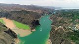 Diese Landschaft ist geprägt von mittelhohen Bergen, Hügeln und Senken. Unser Foto zeigt den Zusammenschluss von Gelbem Fluss und Tao. Der Geopark beherbergt die berühmten Tempelgrotten der Bingling-Höhle, in deren Felswände kunstvolle Skulpturen gemeißelt sind, sowie eine der längsten und am besten erhaltenen fossilen Fährten überhaupt: 24 aufeinander folgende, paarweise Fußabdrücke eines Pterosauriers. 