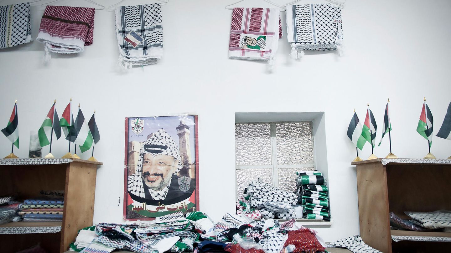 Arabische Kufiya: Seit 1960 werden in der Hirbawi-Fabrik in Hebron im Westjordanland Palästinensertücher hergestellt. Jassir Arafat machte den Stoff einst zu seinem Markenzeichen Seit 1960 werden in der Hirbawi-Fabrik in Hebron im Westjordanland Palästinensertücher hergestellt. Jassir Arafat machte den Stoff einst zu seinem Markenzeichen