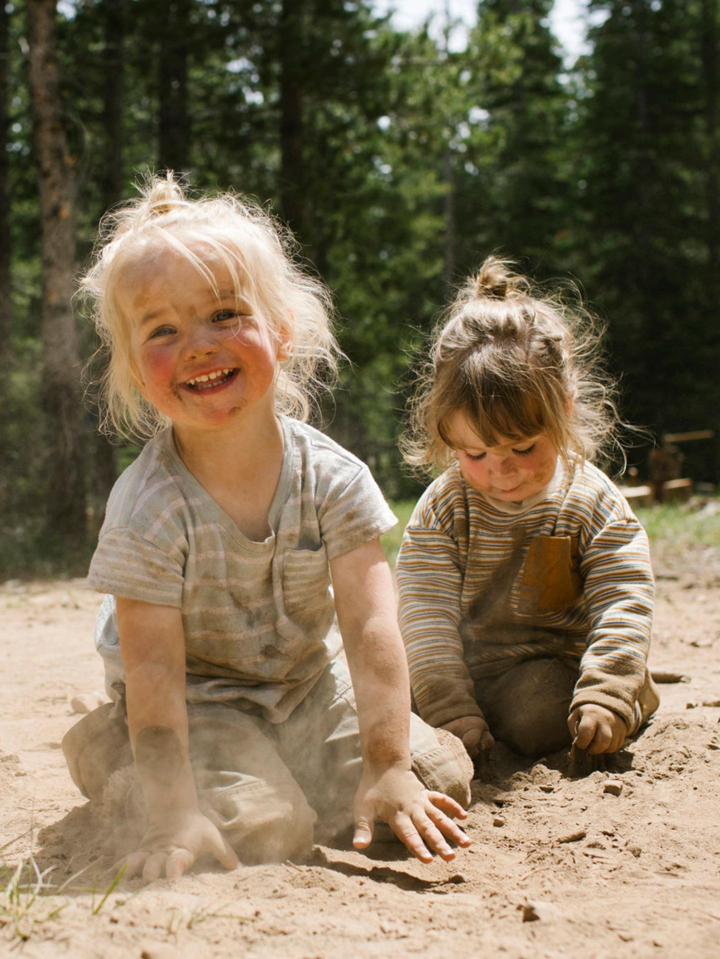 Kinder spielen im Dreck