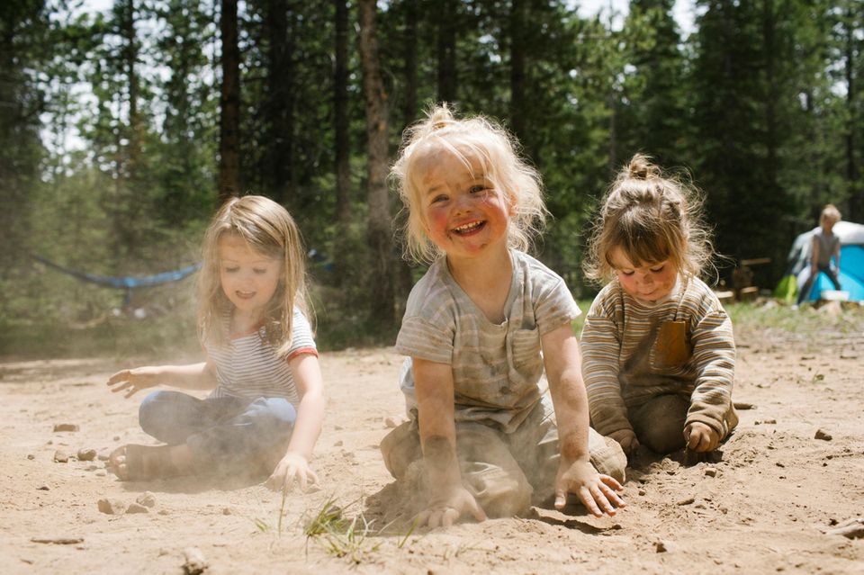 Kinder spielen im Dreck  1.4993