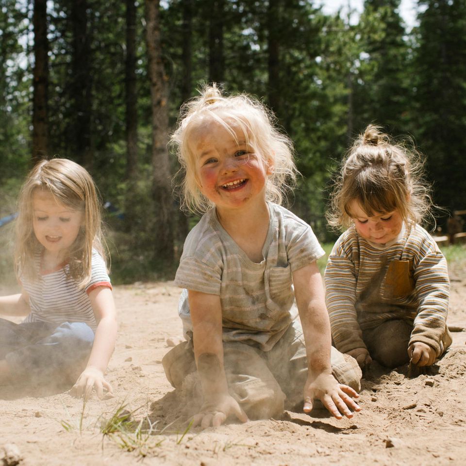 Kinder spielen im Dreck