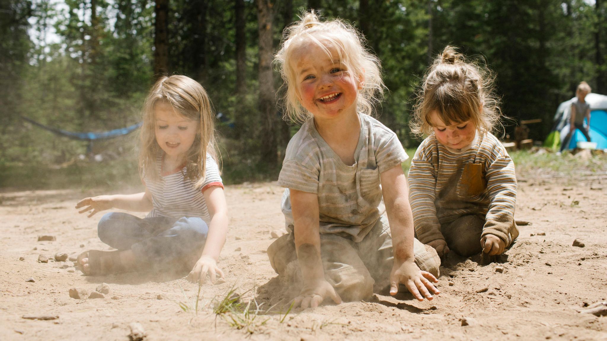 Kinder spielen im Dreck