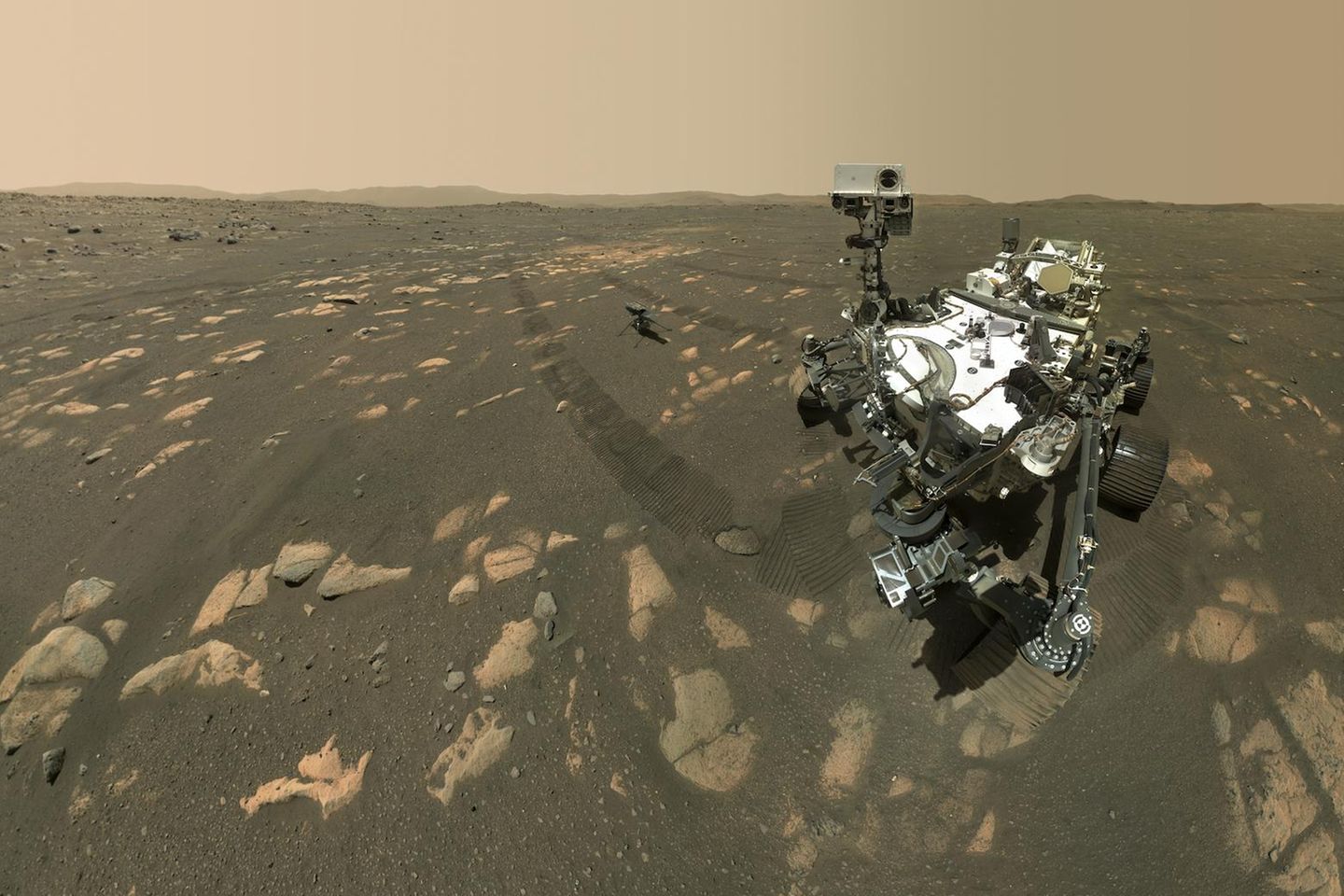 Der Mars-Rover Perseverance der NASA macht ein Selfie