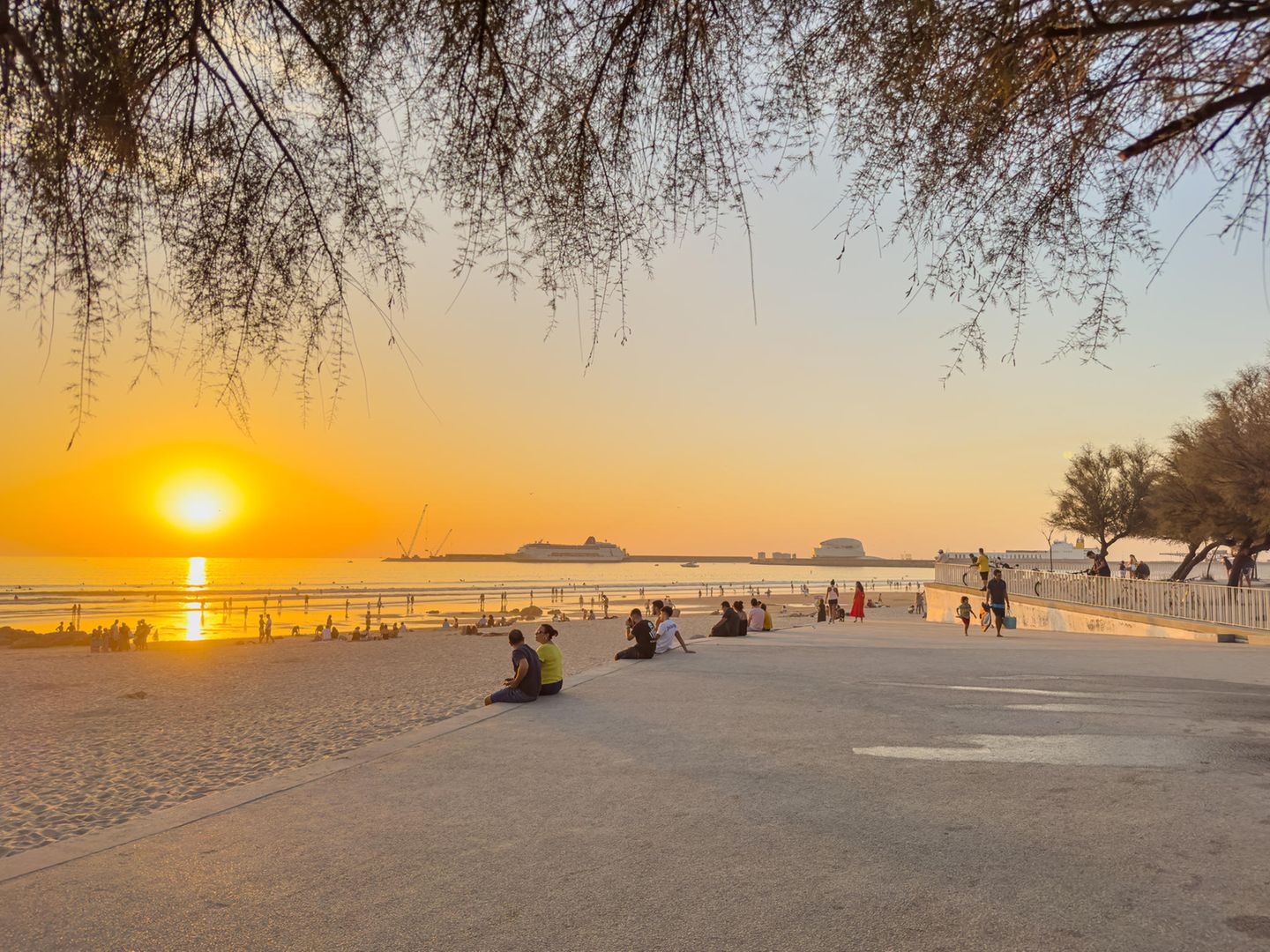 Abschalten: Sonnenbaden an Portos Stränden Strand mit Menschen bei Sonnenuntergang