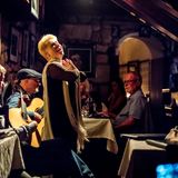 Band mit Sängerin im Lokal