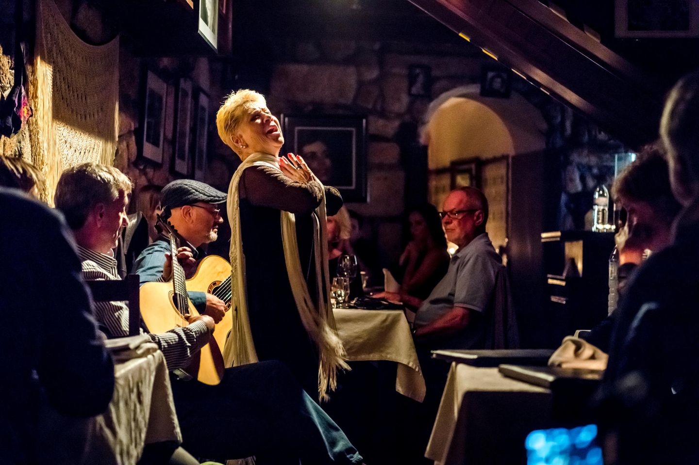 Von Fado bis Jazz: Portos Musikszene erleben Band mit Sängerin im Lokal