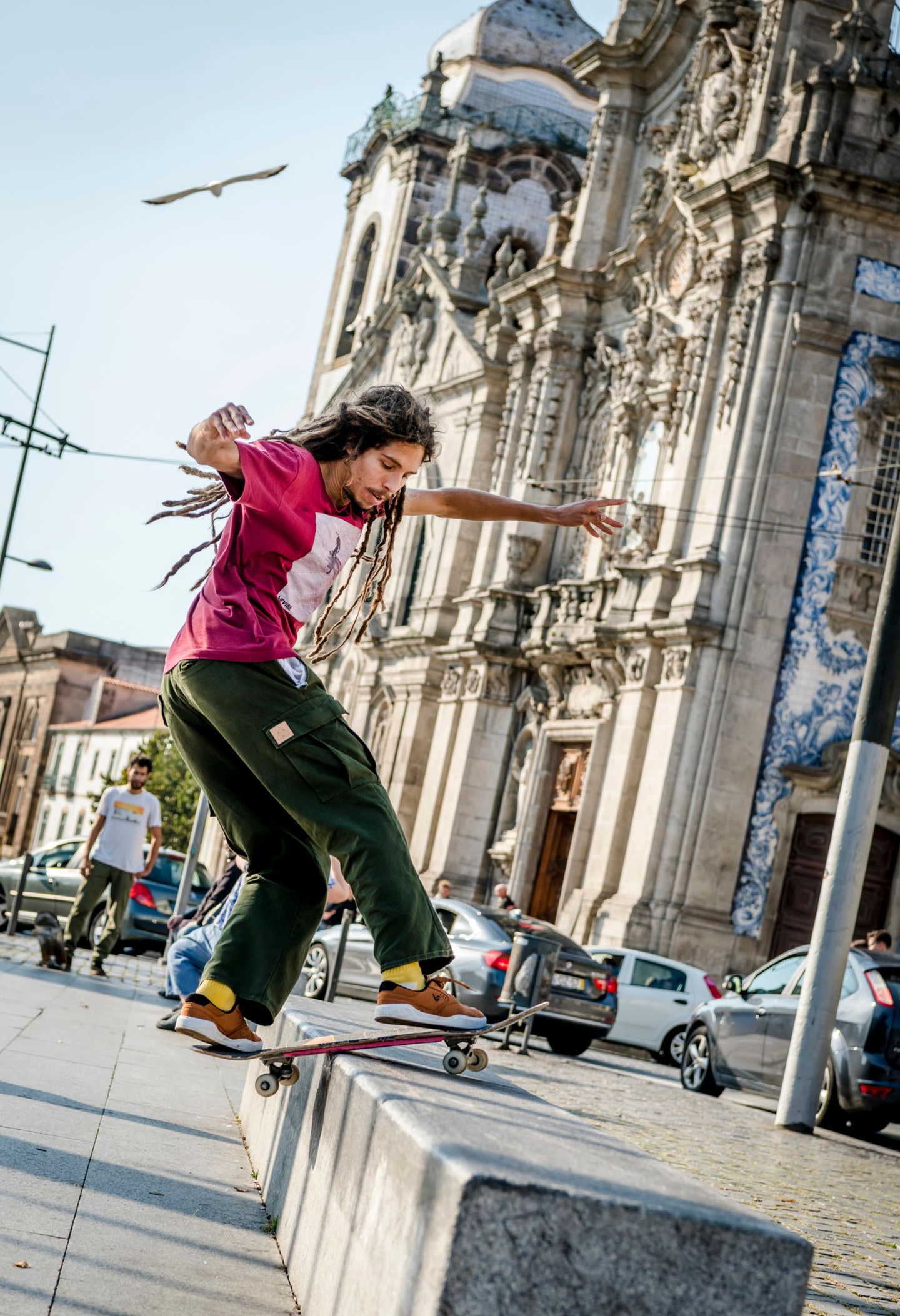 Bars, Streetlife und Jam-Sessions Junger Mann auf Skateboard