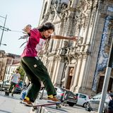 Junger Mann auf Skateboard