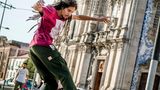 Junger Mann auf Skateboard