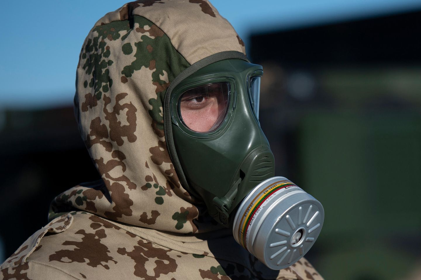 Soldat der Bundeswehr mit Gasmaske