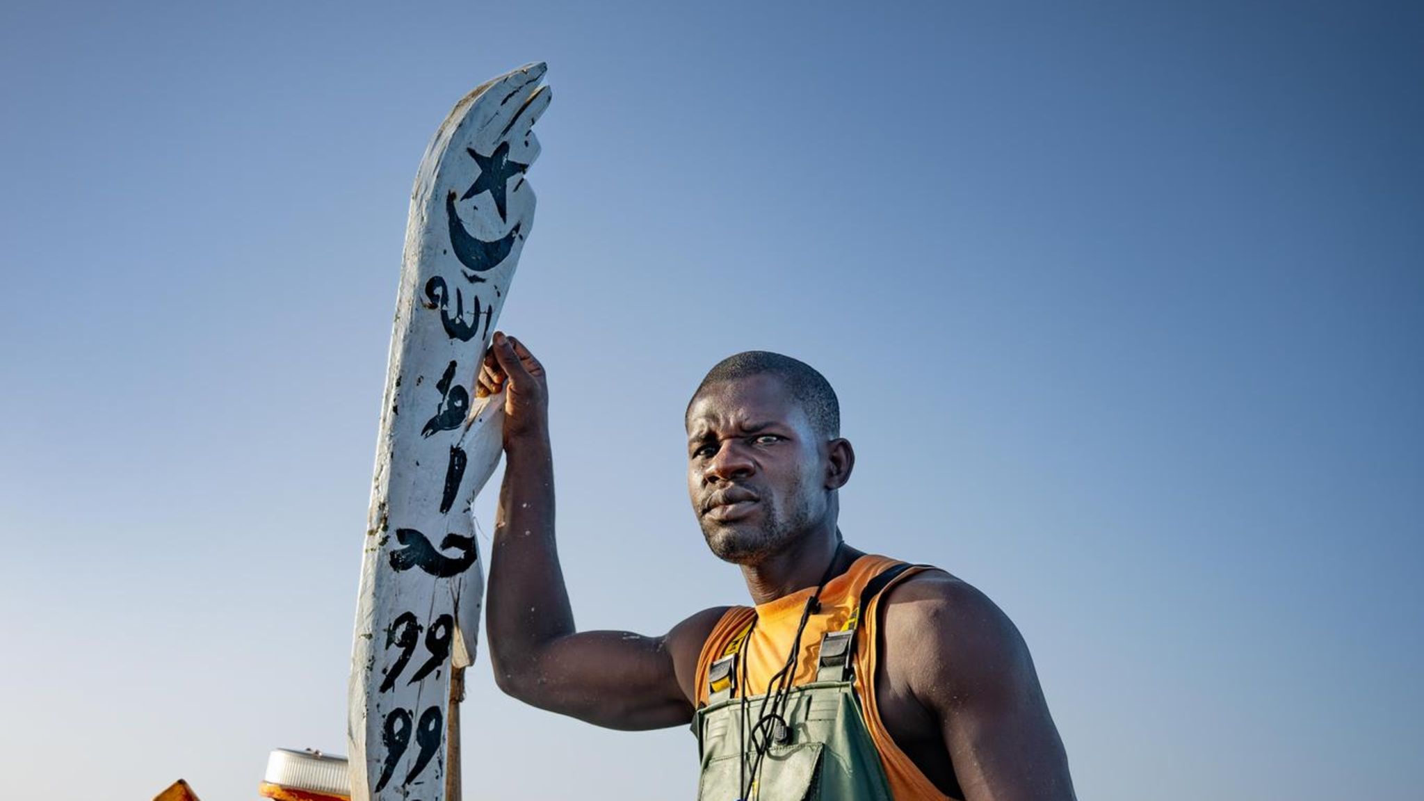 Abdou Aziz Niang ist 42 Jahre alt, er hat zwei Frauen, sechs Kinder, eine Piroge und große Pläne. Er spart Geld für eine Fahrt über den Atlantik, nach Spanien