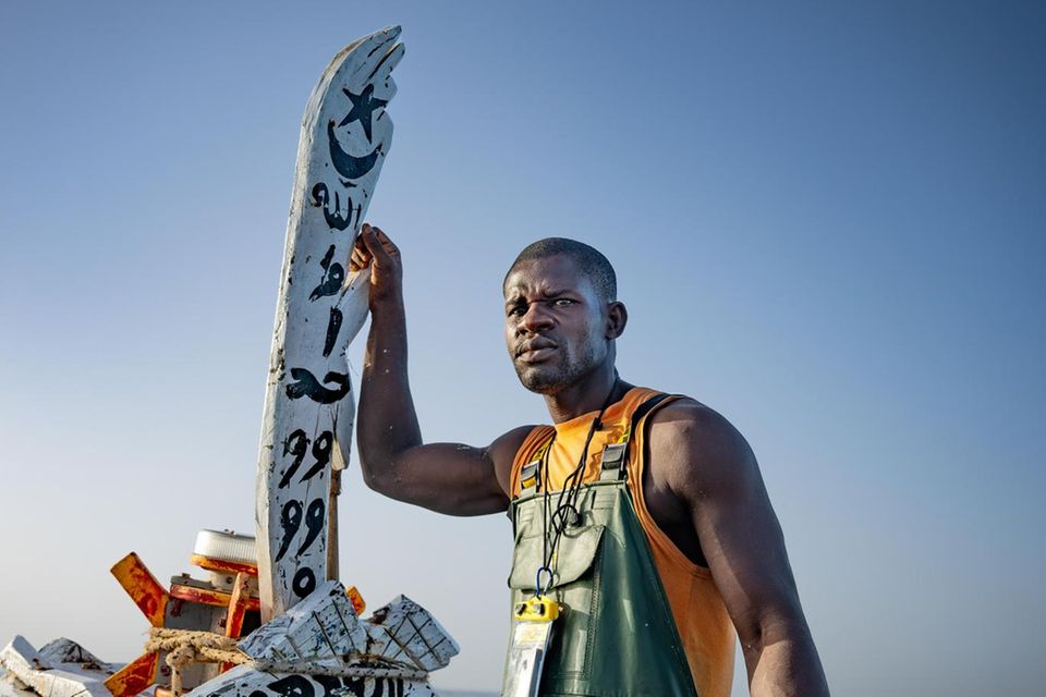 Abdou Aziz Niang ist 42 Jahre alt, er hat zwei Frauen, sechs Kinder, eine Piroge und große Pläne. Er spart Geld für eine Fahrt über den Atlantik, nach Spanien