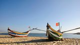 Bunte Fischerboote am Strand von Espinho nahe Porto