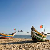 Bunte Fischerboote am Strand von Espinho nahe Porto