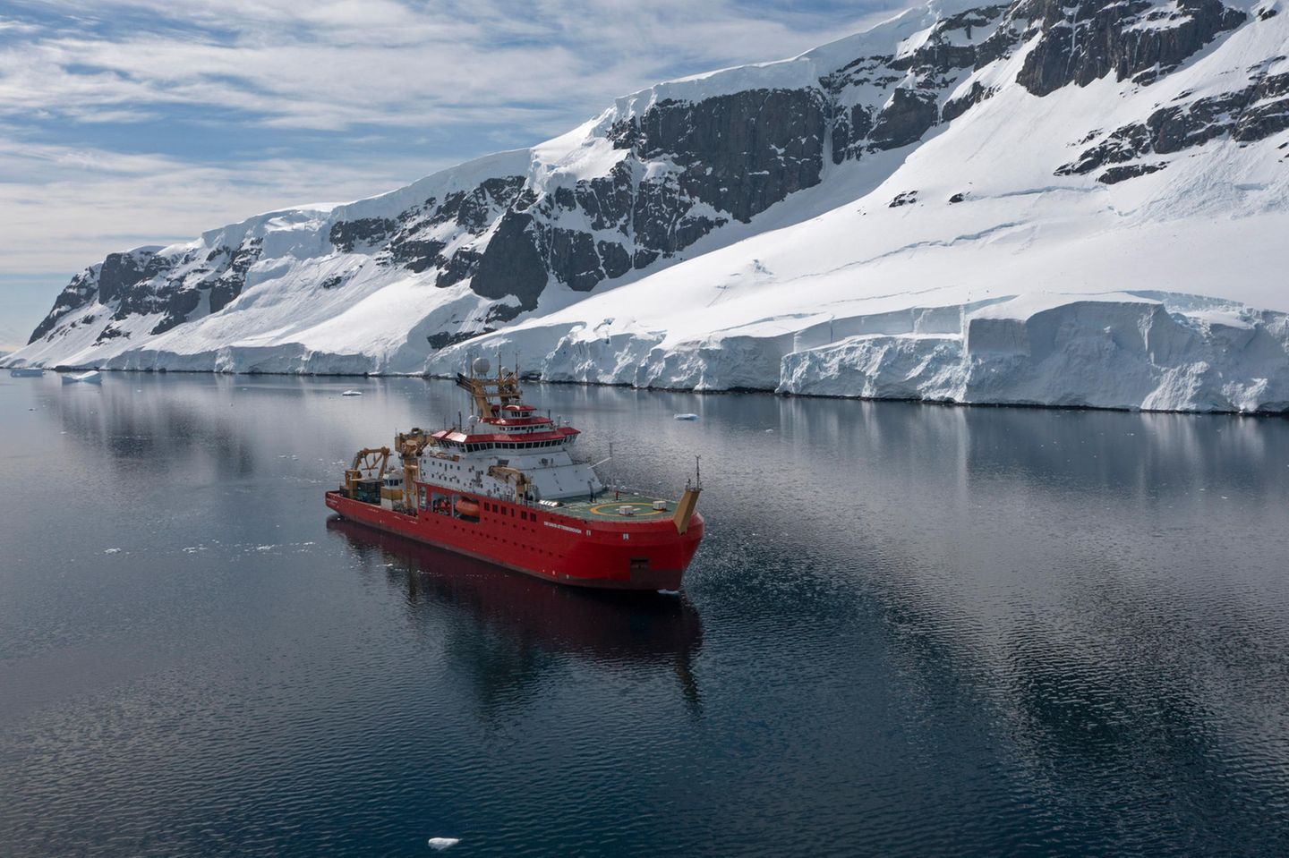 RRS Sir David Attenbourogh (der eigentlich Boaty McBoatface heißen sollte) in der Antarktis