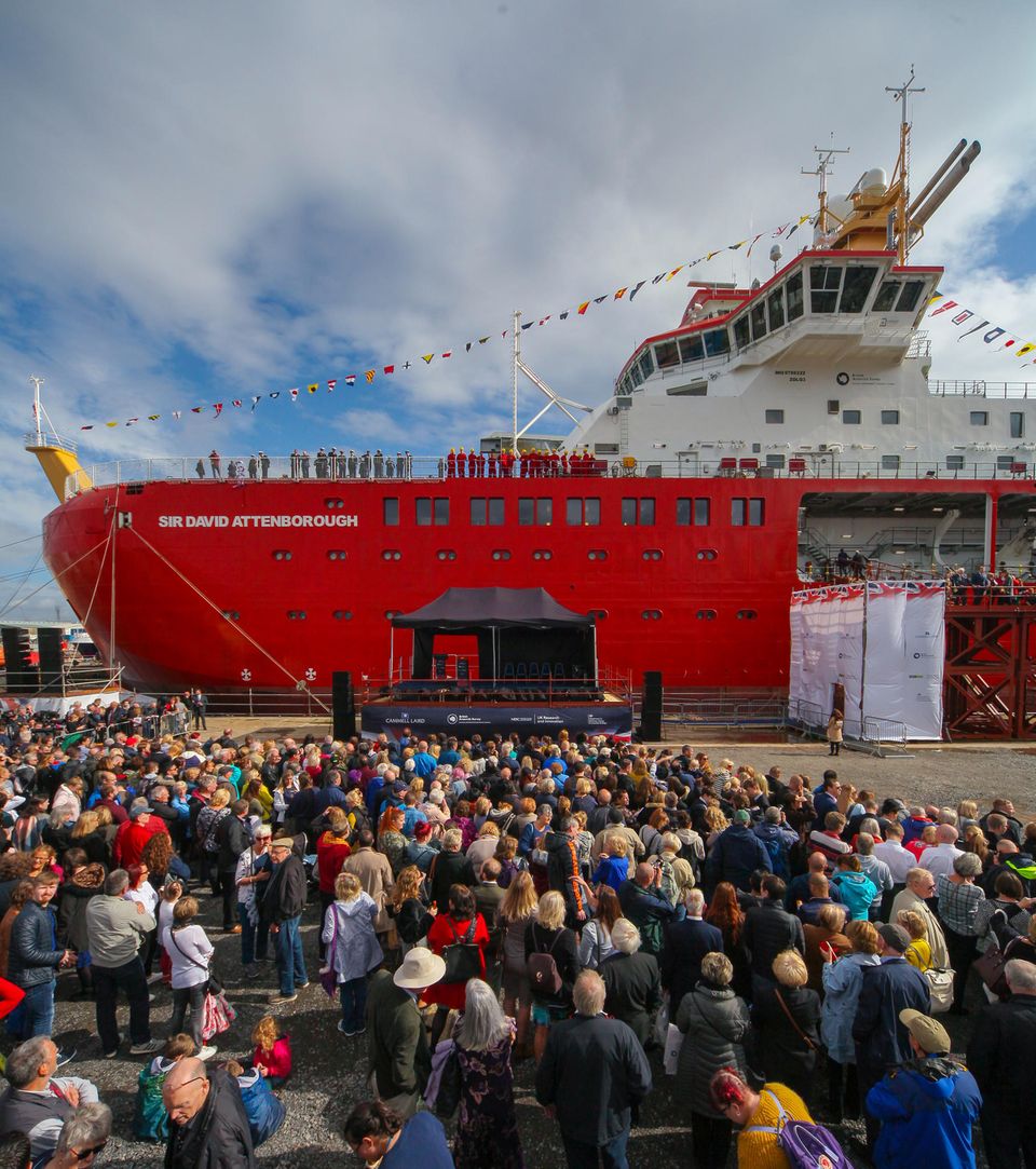 Der neue britische Forschungseisbrecher RRS Sir David Attenborough bei der Taufe
