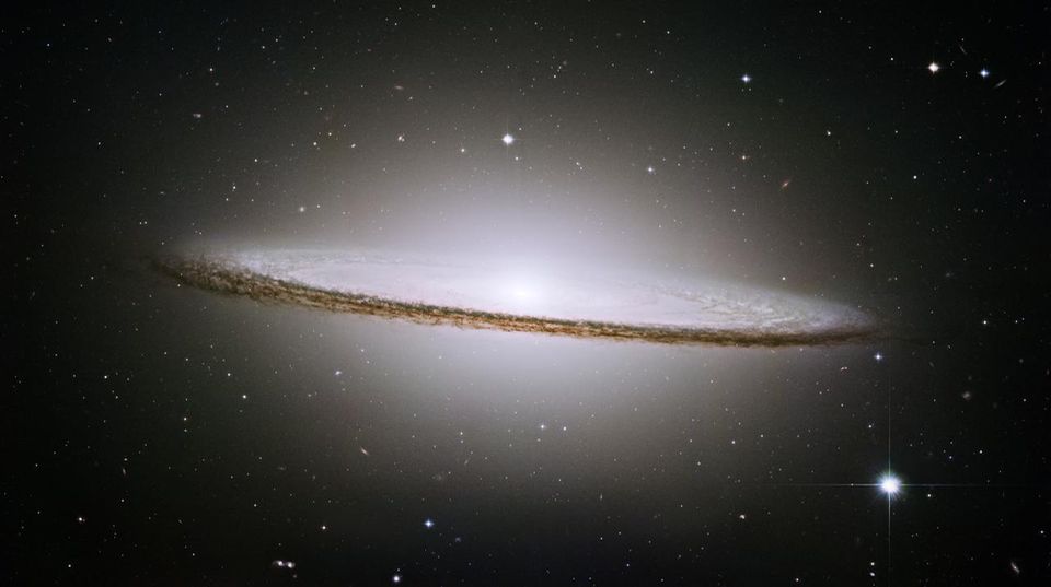 Die Spiralgalaxie M104 ist auch als  Sombrerogalaxie bekannt