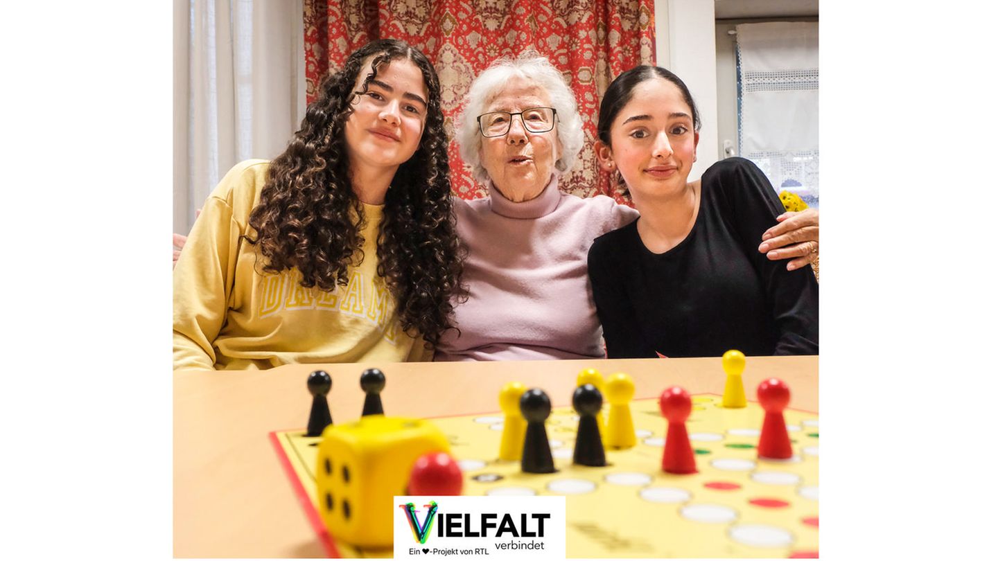 Jede Woche treffen sich die beiden Schülerinnen Lily und Eylül mit älteren Menschen, die an Demenz erkrankt sind.
