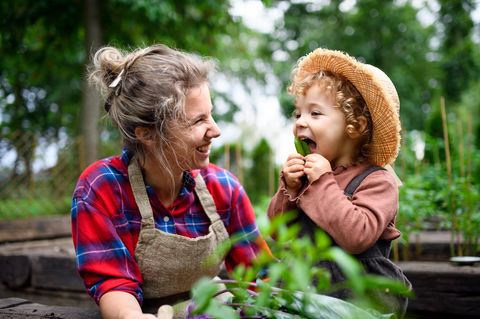 Mutter und Tochter im Garten