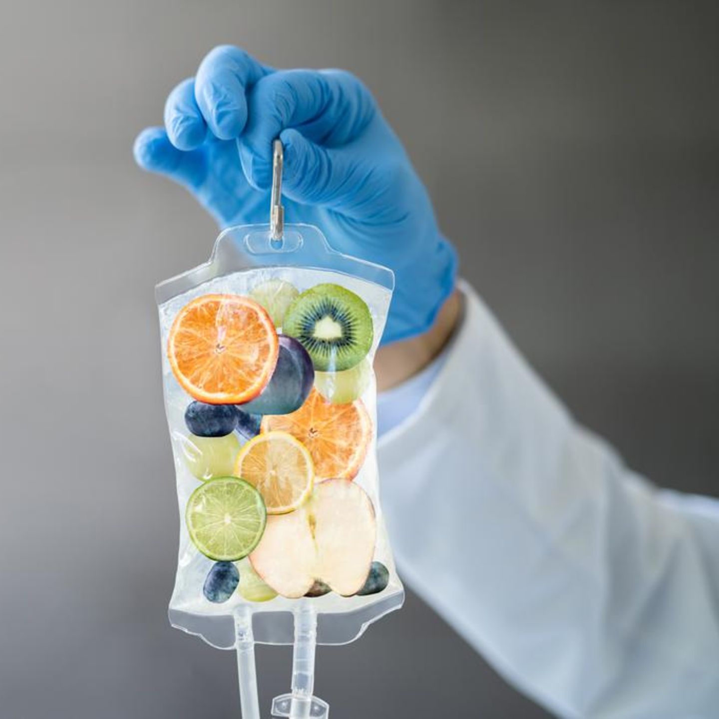 Infusionsbeutel mit Früchten