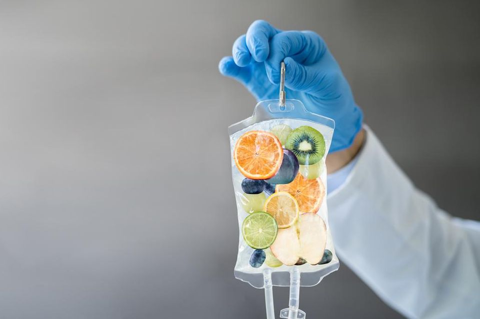 Infusionsbeutel mit Früchten