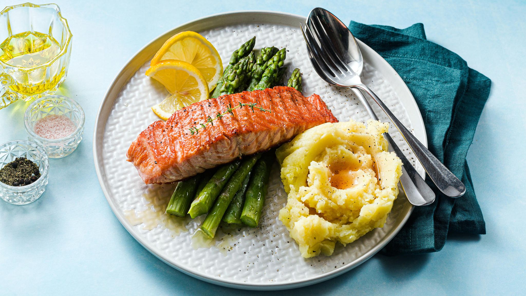 Gegrillter Lachs mit Spargel und Kartoffelpüree auf einem Teller