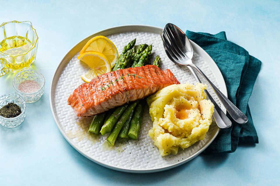 Gegrillter Lachs mit Spargel und Kartoffelpüree auf einem Teller  1.5004